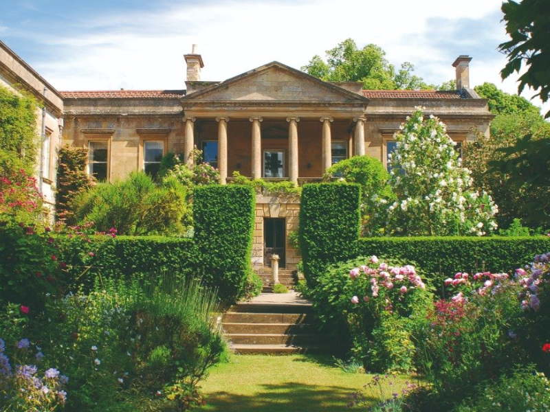 Explore This Spectacular Cotswolds Garden